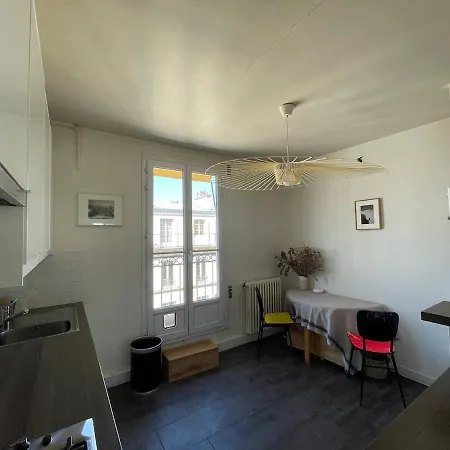 Διαμέρισμα Parisian With Balcony Canal St Martin