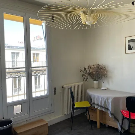 Διαμέρισμα Parisian With Balcony Canal St Martin *